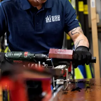 Skidverkstan Stålborstning Av Fabriksslip & Grundparaffinering